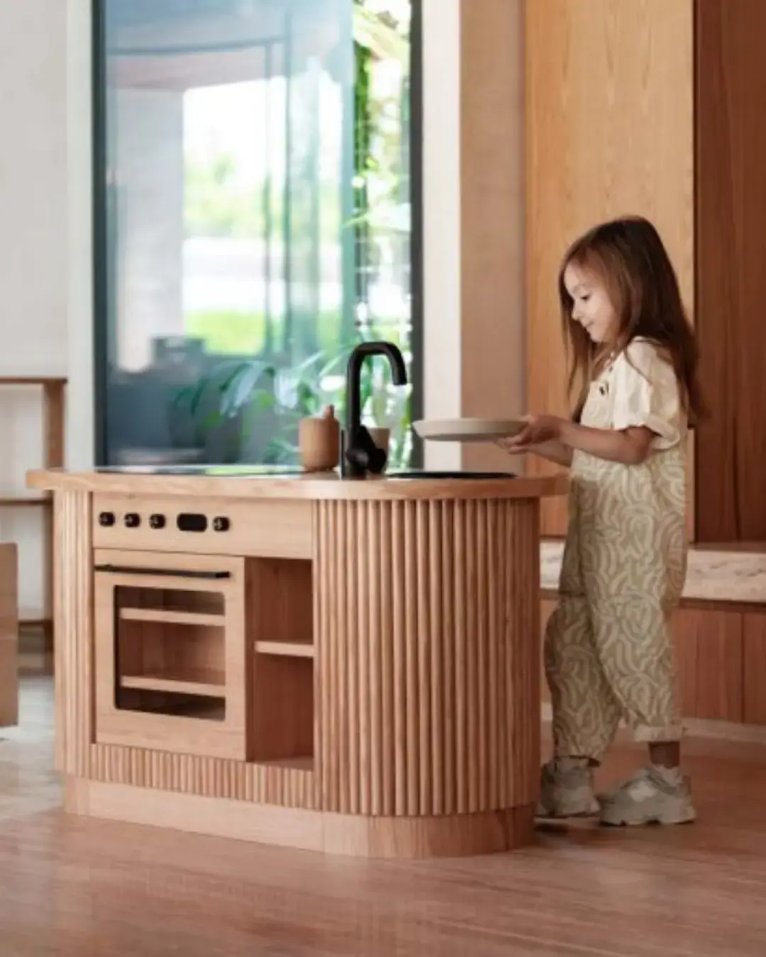 Cozinha infantil Baby Wood inspirada no método Montessori