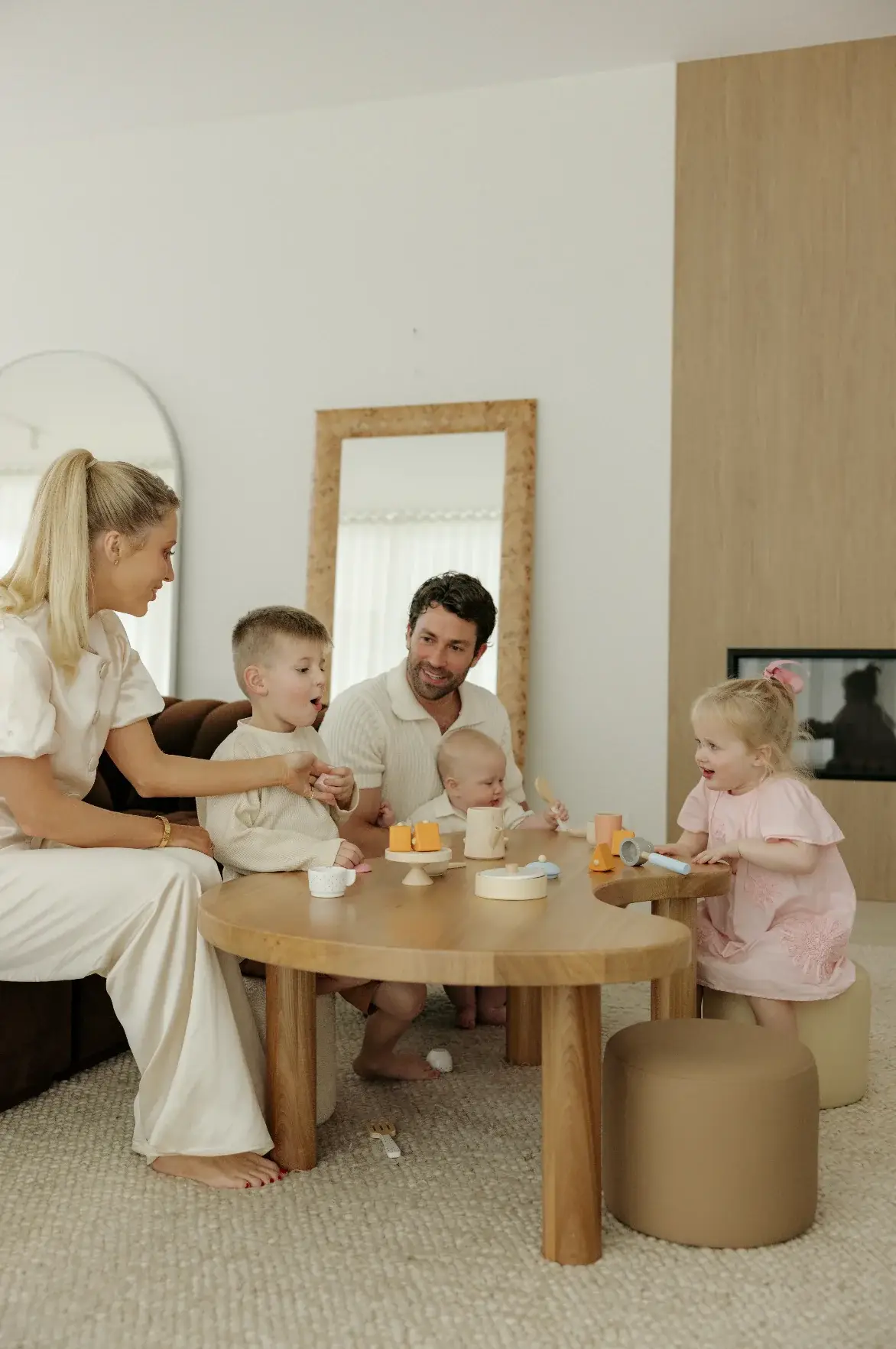 Mesa Orgânica em ambiente infantil sofisticado